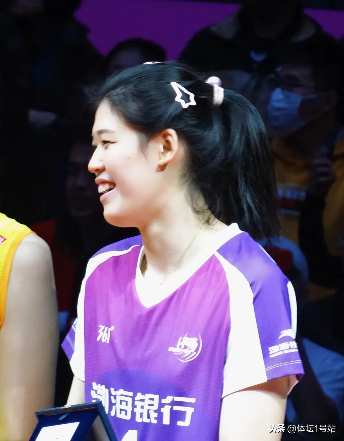 朱婷李盈瑩世俱杯互動爭議_女排朱婷世俱杯頒獎_ 朱婷李盈瑩關系質疑