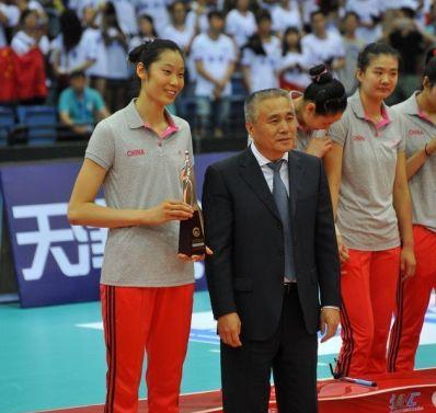 女排朱婷世俱杯頒獎_朱婷 世俱杯 MVP _ 朱婷 女排 世界杯冠軍 